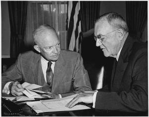 Presiden AS Eisenhower dan John Foster Dulles pada 1956