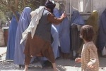 Taliban memukuli perempuan di depan umum karena membuka burqa-nya